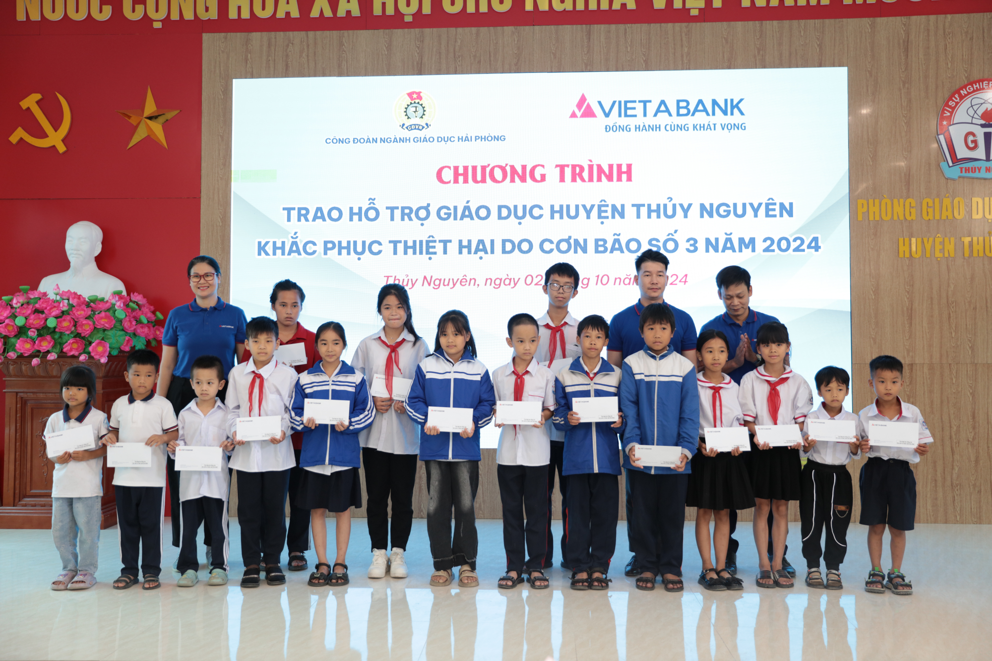 VIETABANK CHUNG TAY HỖ TRỢ NGƯỜI DÂN SAU BÃO SỐ 3