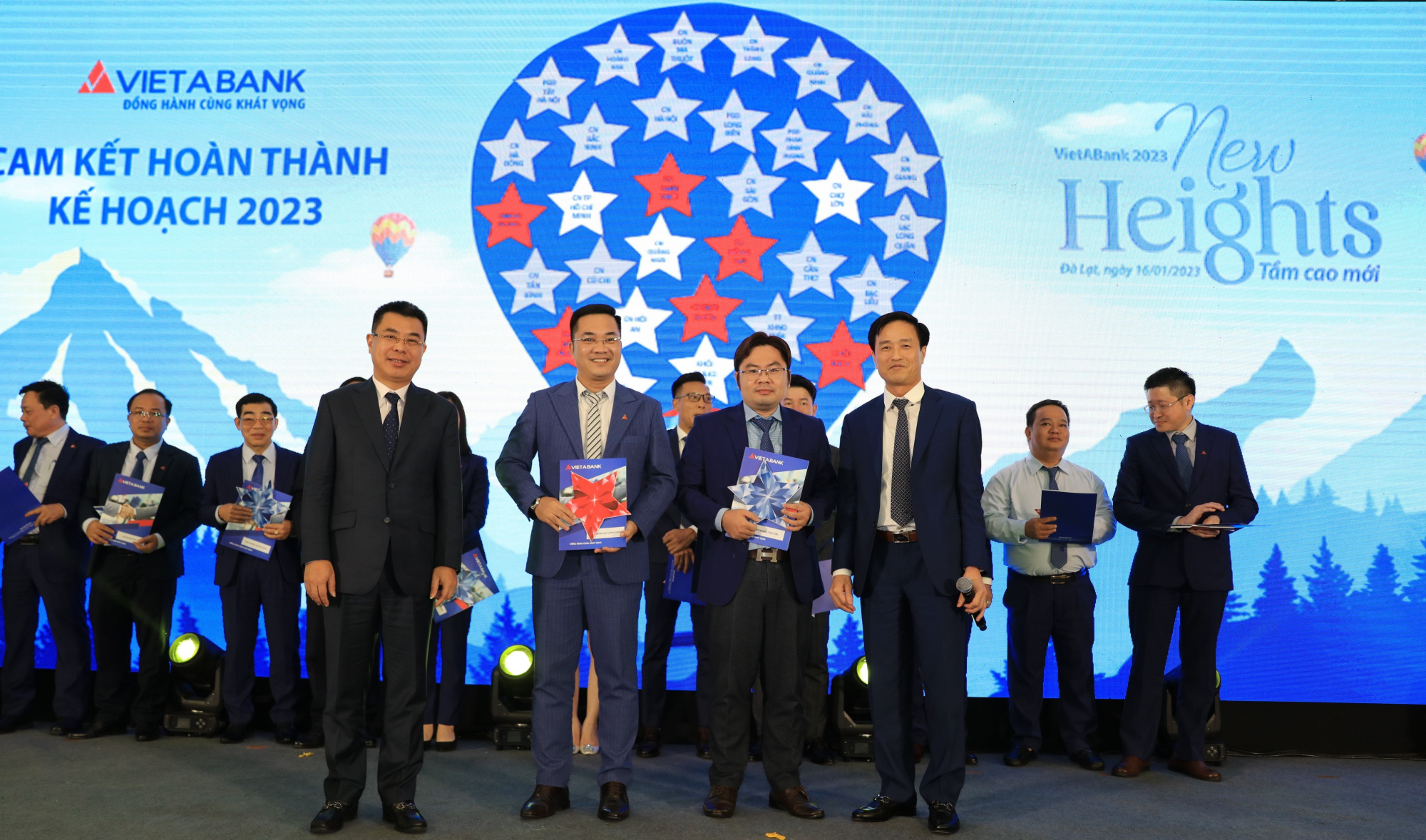VIETABANK TỔ CHỨC THÀNH CÔNG LỄ TỔNG KẾT HOẠT ĐỘNG 2022 & TRIỂN KHAI KẾ HOẠCH 2023