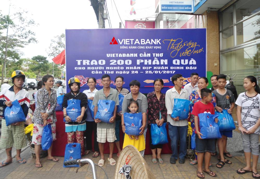 VIETABANK TRAO TẶNG 222 PHẦN QUÀ CHO NGƯỜI NGHÈO