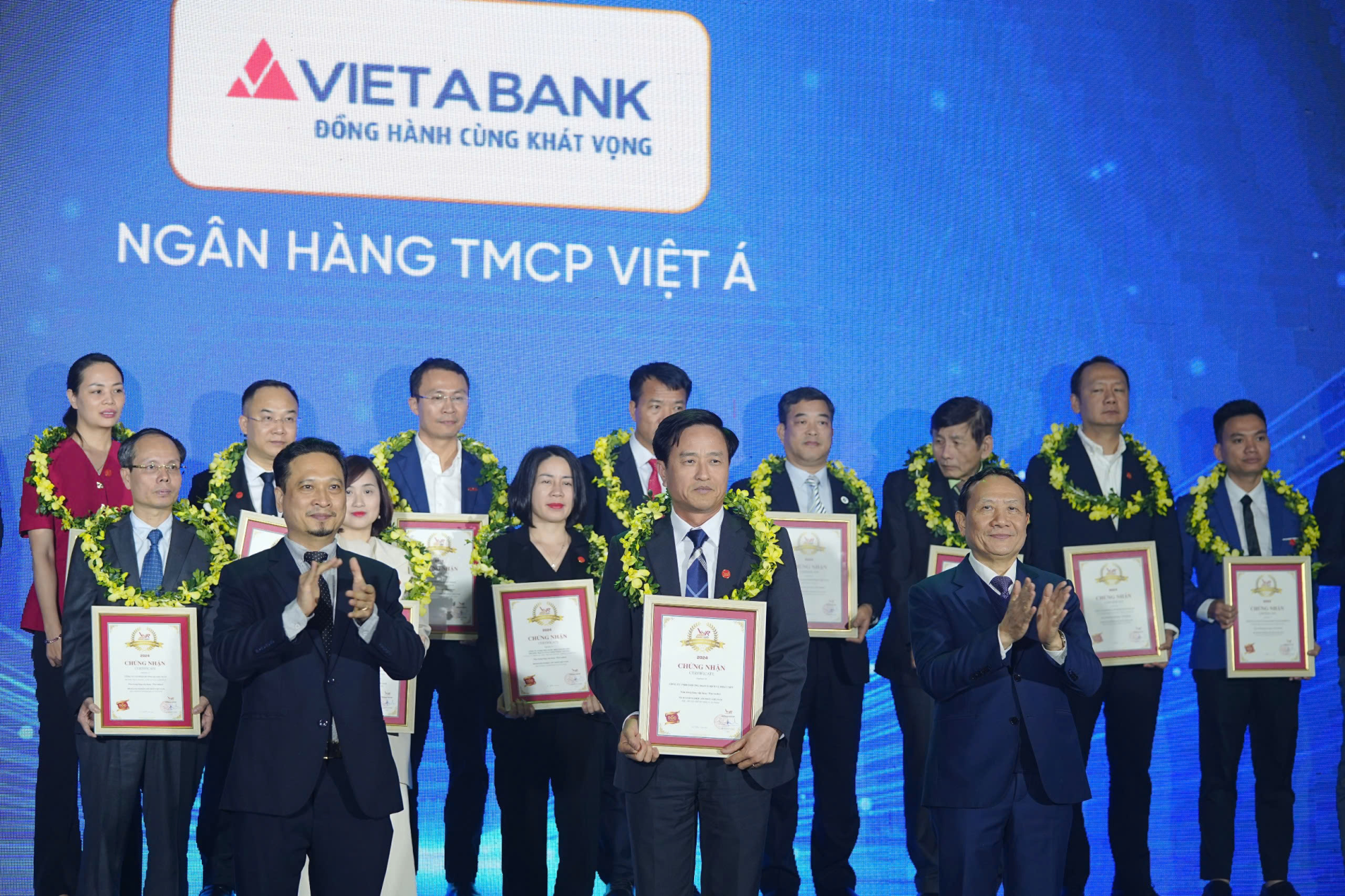 Năm thứ 9 liên tiếp VietABank nằm trong TOP 500 doanh nghiệp lớn nhất Việt Nam